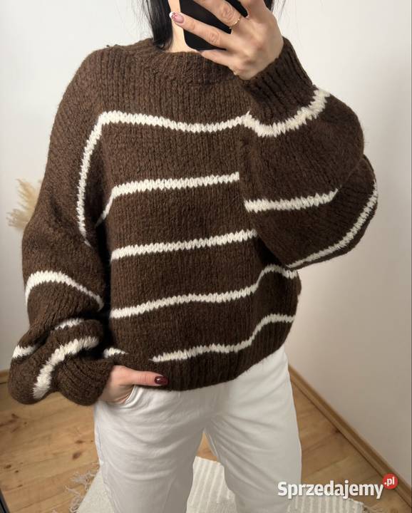 Cieplutki damski miękki sweter brązowy w białe