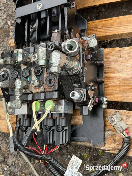 Rozdzielacz hydrauliczny czterosekcyjny hyster Antonie