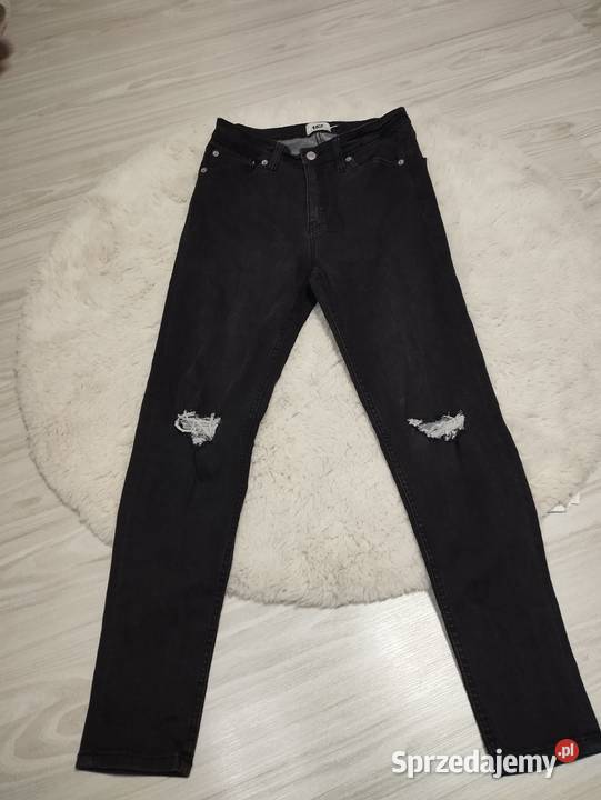 Czarne jeansy rurki z dziurami LAGER 157 model Ostrołęka