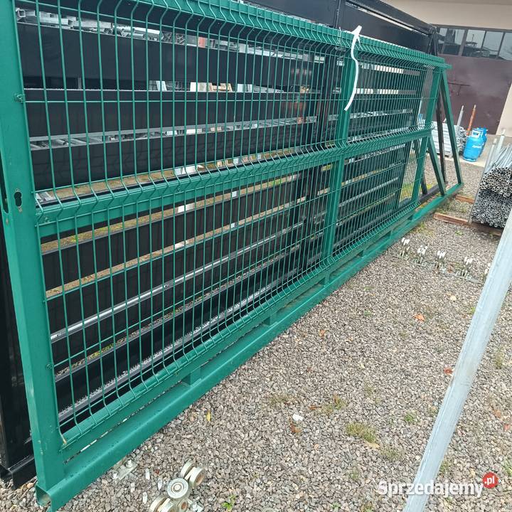 Brama przesuwna z wypełnieniem panelowym