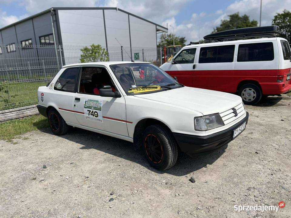 Peugeot 309 auto na rajd koguta Poznań