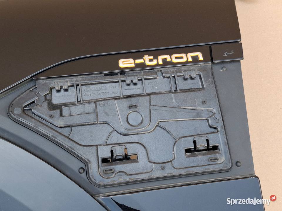 AUDI ETRON Q8 BŁOTNIK LEWY PRZÓD PRZEDNI Bieleń