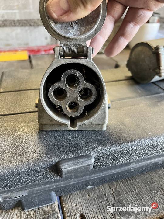 Gniazda siłowe stary typ 500v 32A 380V 32A Gniazda Plewiska