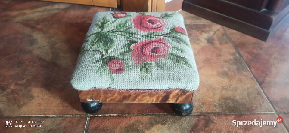 Podnóżek z haftowanymi różami Antyki, Sztuka, Kolekcje Gdańsk