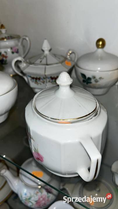 Cukiernica z subtelnymi różami Na białej