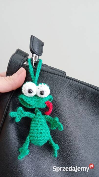 Śmieszna żabka wykonana na szydełku brelok