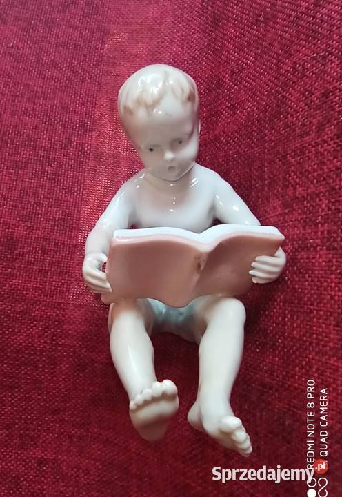 Figurka siedzącego chłopca czytającego książkę Gdańsk