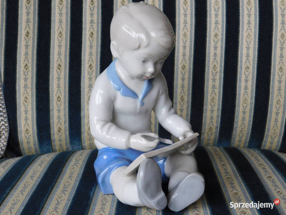 figurka chłopca malującego w zeszycie Porcelana i szkło