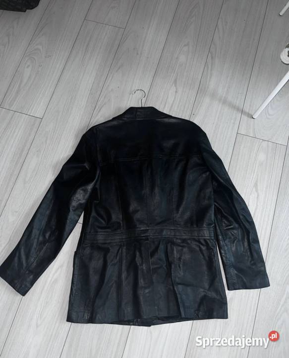 Piękna czarna kurtkamarynarka wykonana z Warszawa