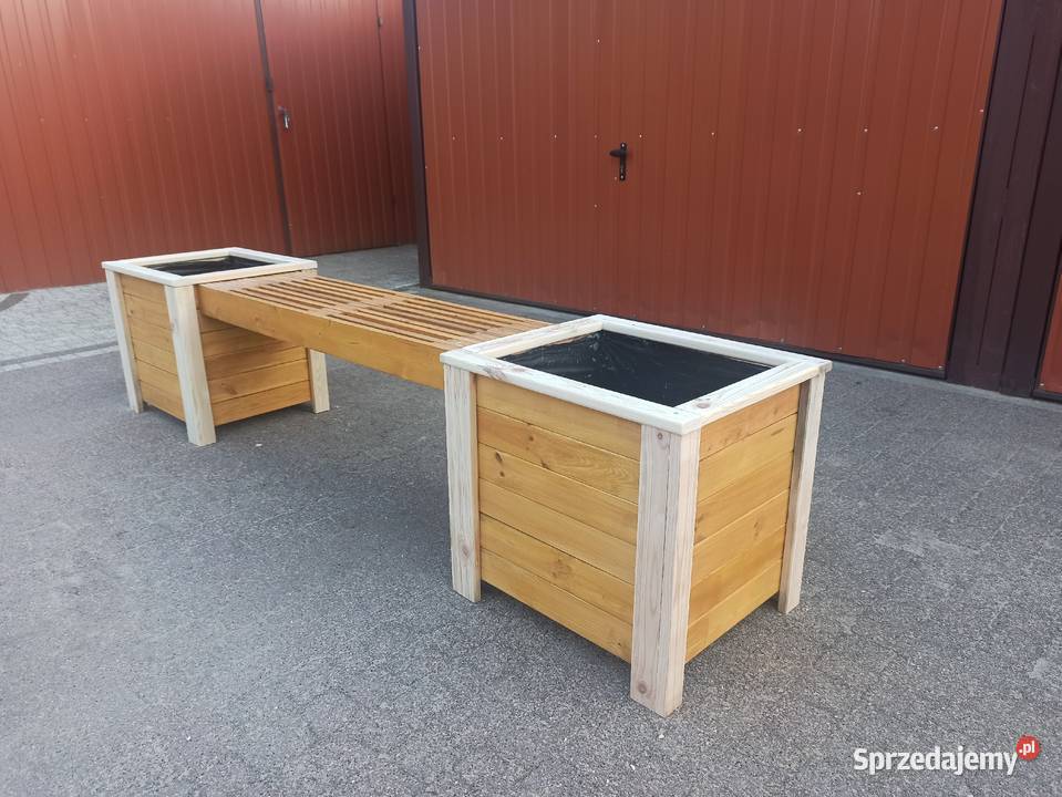 Drewniana donica ogrodowa z siedziskiem