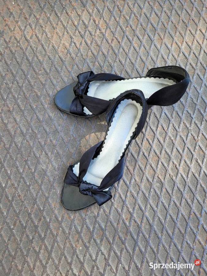 Sprzedam buty szpilki koloru czarnego Zelów
