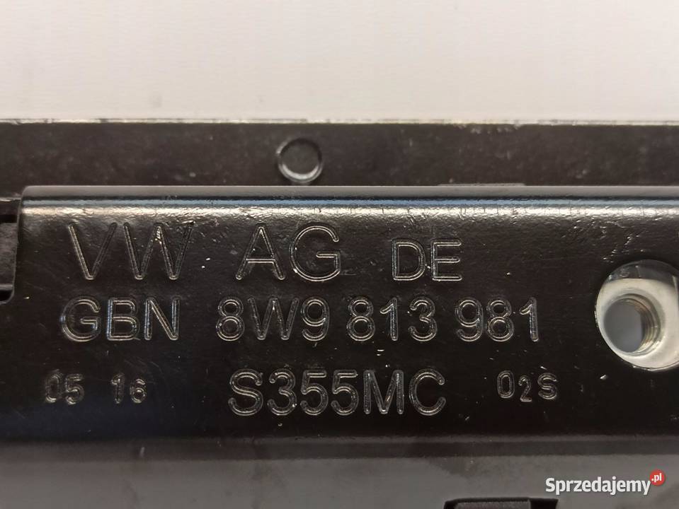 AUDI A4 B9 UCHWYT LISTWY BAGAŻNIKA PRAWY