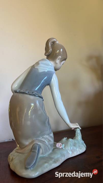 Figurka Dziewczyna zrywająca kwiaty Lladro Gdańsk