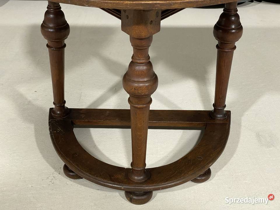 Półokrągły dębowy stolik w rustykalnym stylu