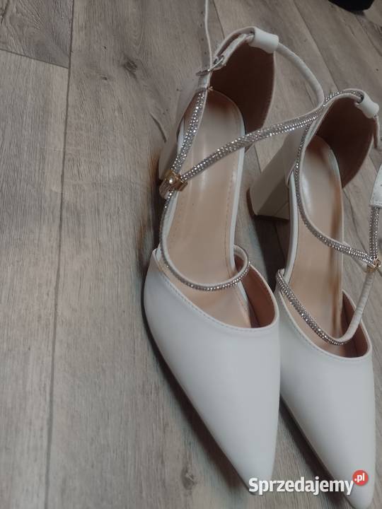 42 Białe bogato zdobione czółenka wieczorowe z małopolskie Kraków