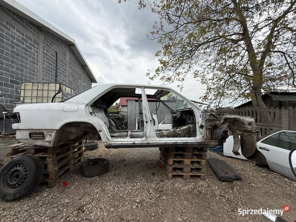 Karoseria i wiele innych części w124 25 diesel Proszowice sprzedam
