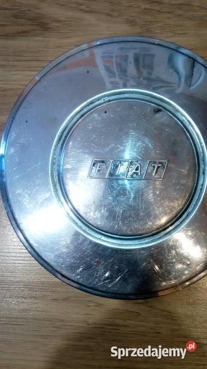 Stary samochód Fiat z czasów PRL kołpaki z logo osobowe śląskie Dobieszowice