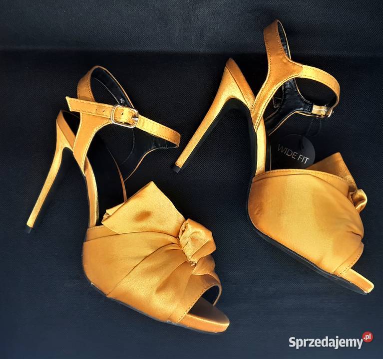 Wysokie złote szpilki Look na szerszą nogę Warszawa