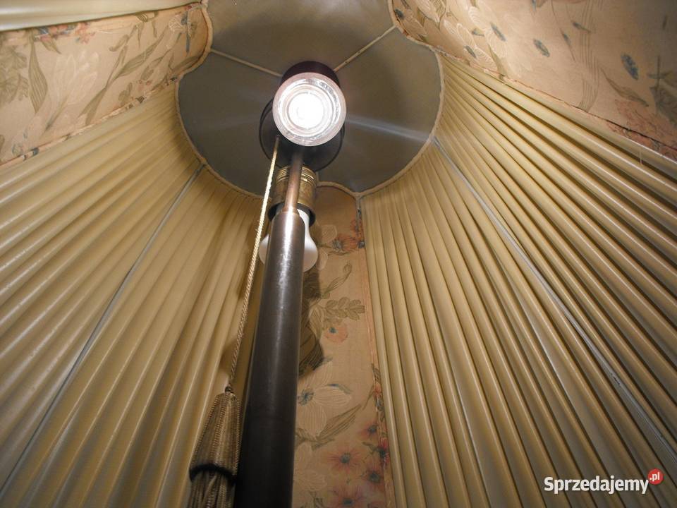 Ładna mosiężna lampa podłogowa z abażurem Skierniewice