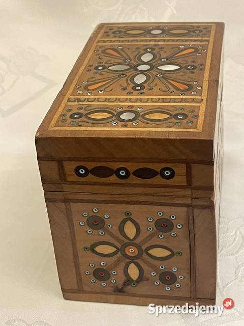Drewniane pudełko na karty z inkrustacją z masy