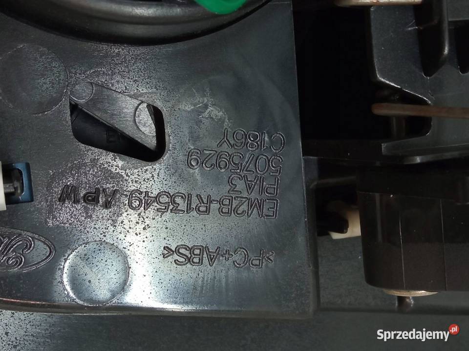 SCHOWEK GŁOŚNIK ŚRODKOWY DESKI MK2 EM2BR13549APW Części samochodowe