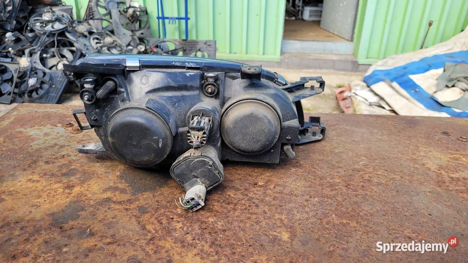 Lampa przednia lewa Toyota Avensis t22