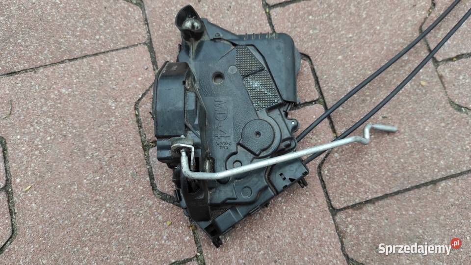 Toyota Yaris II 3d zamek drzwi prawy osobowe Otwock