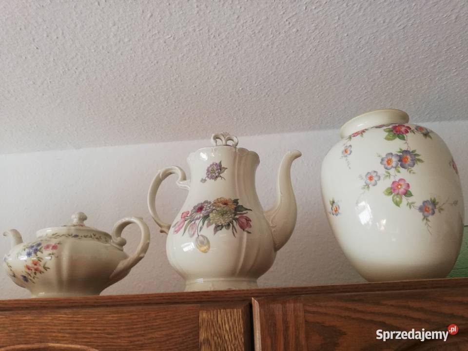 Duży porcelanowy kwiatowy stary dzbanek ecru Porcelana i szkło małopolskie Gorlice sprzedam