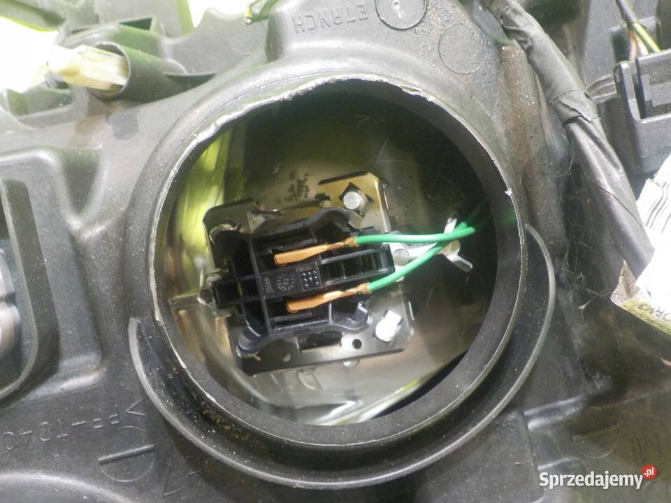 PEUGEOT 208 I 12 VTI 12r 5D lampa prawa przod Suków