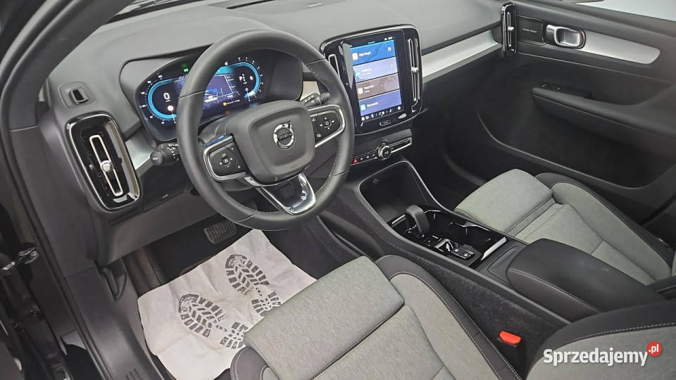 Volvo XC 40 B4 Plus Dark aut Z Polskiego Salonu Warszawa