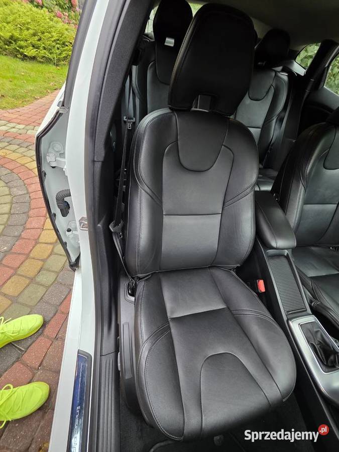 Volvo v40 D4 190 automat bezwypadkowy opłacony reflektory ksenonowe