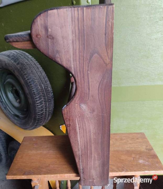 Półka na ścianę na czapki pełna deska Iłża