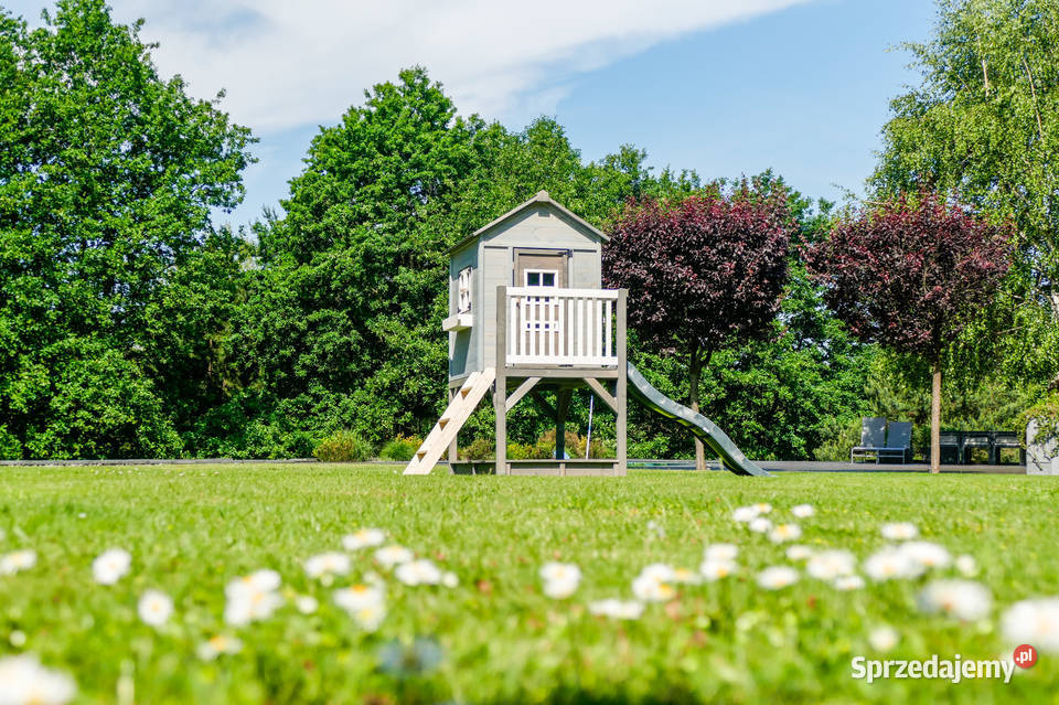 Drewniany szary domek ogrodowy z podestem Trzemeśnia