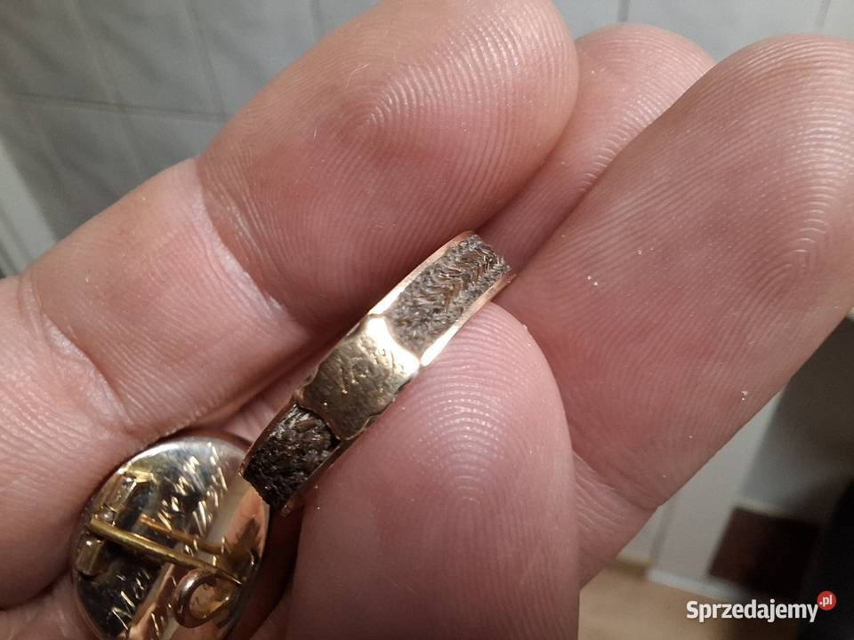 Złoto 8 i 9 karatów Broszka i obrączka 58 gram