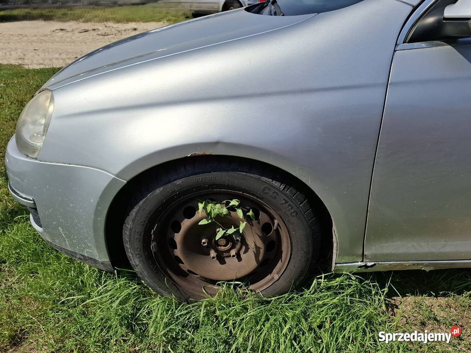 Błotnik Lewy Przód Volkswagen Golf V Uszkodzony osobowe Wisznice sprzedam