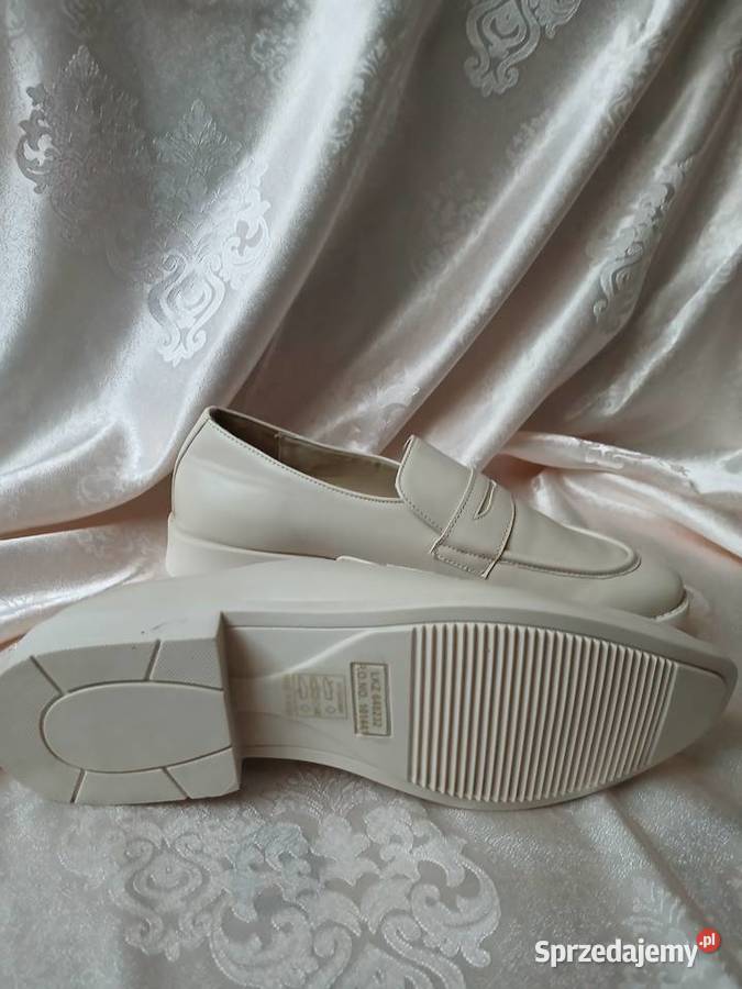 Beżowe klasyczne loafersy bonprix 42 mokasyny Sochaczew