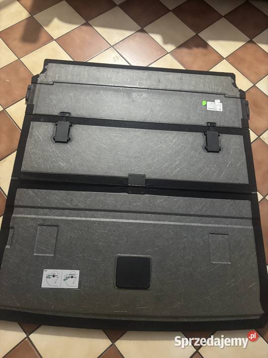 Jest to oryginalna podłoga bagażnika do samo Zduny