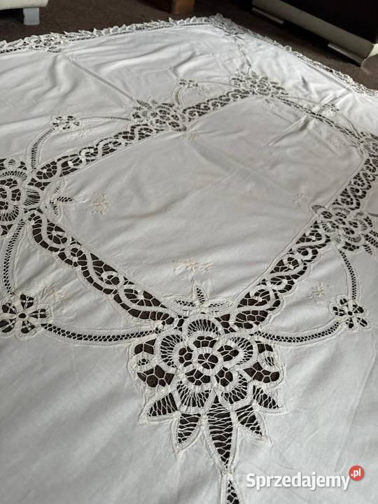 obrus haftowany z koronkami rękodzieło