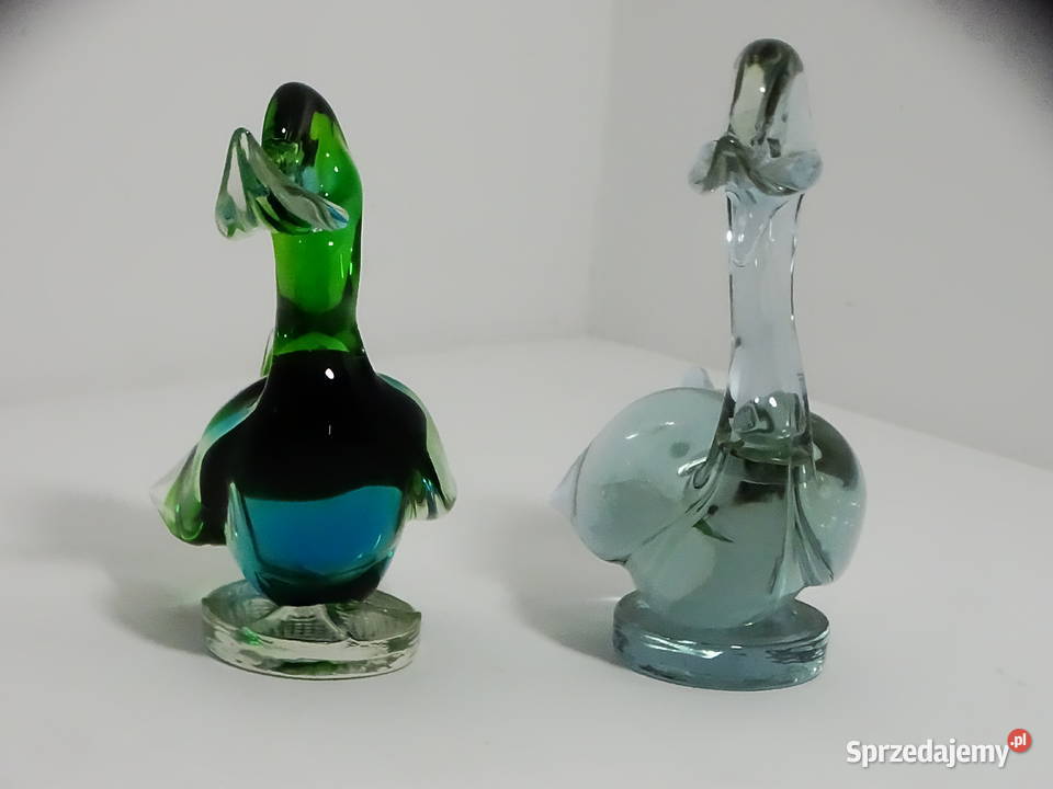 Dwie szklane figurki kaczek jedna wielobarwna