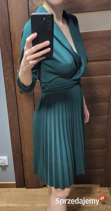 Sukienka plisowana z kołnierzykiem butelkowa