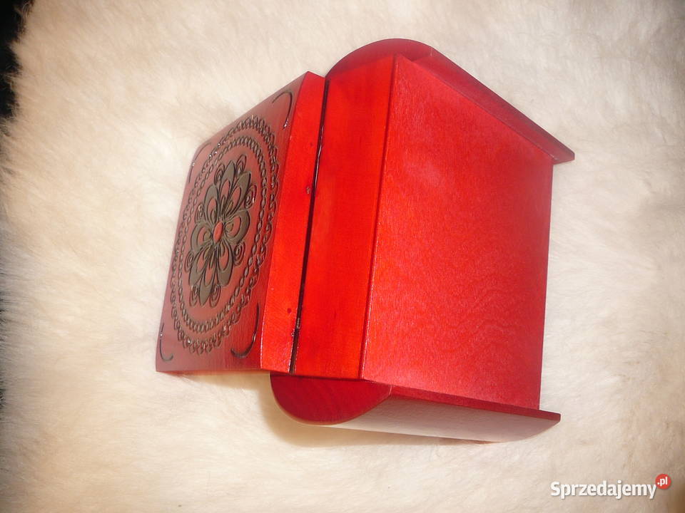 Nowa czerwona kasetka drewniana zamykana Wrocław