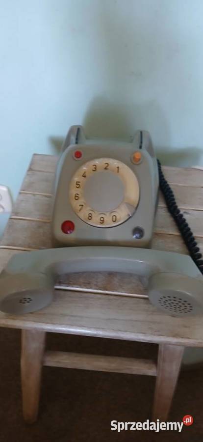 Stary telefon stacjonarny z PRL u