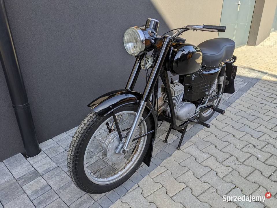 WSK 125 1969r DwuramówkaCzarne Tablice garażowany