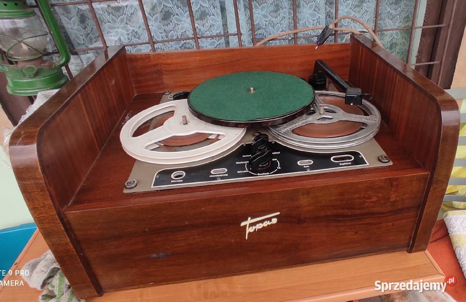 Stary niemiecki magnerofon szpulowy z gramofonem