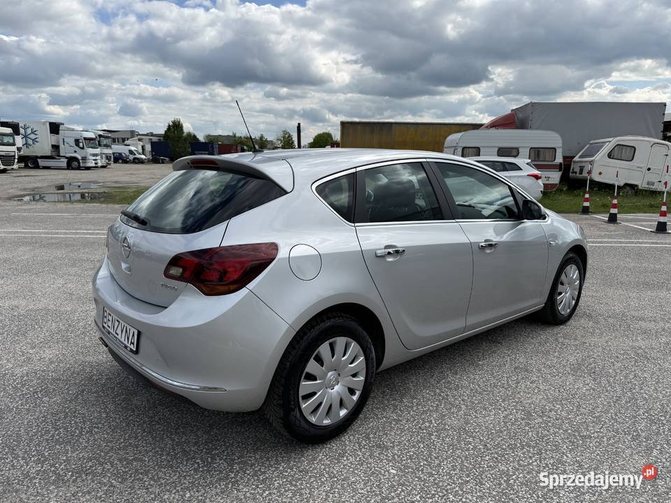Opel Astra 14 BENZYNA Klimatronik Tempomat Nowy