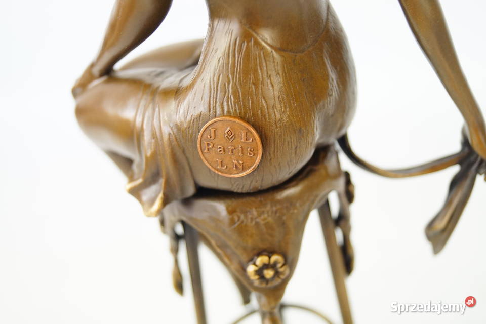 Kobieta siedząca na krześle zmysłowa figura z Gizałki