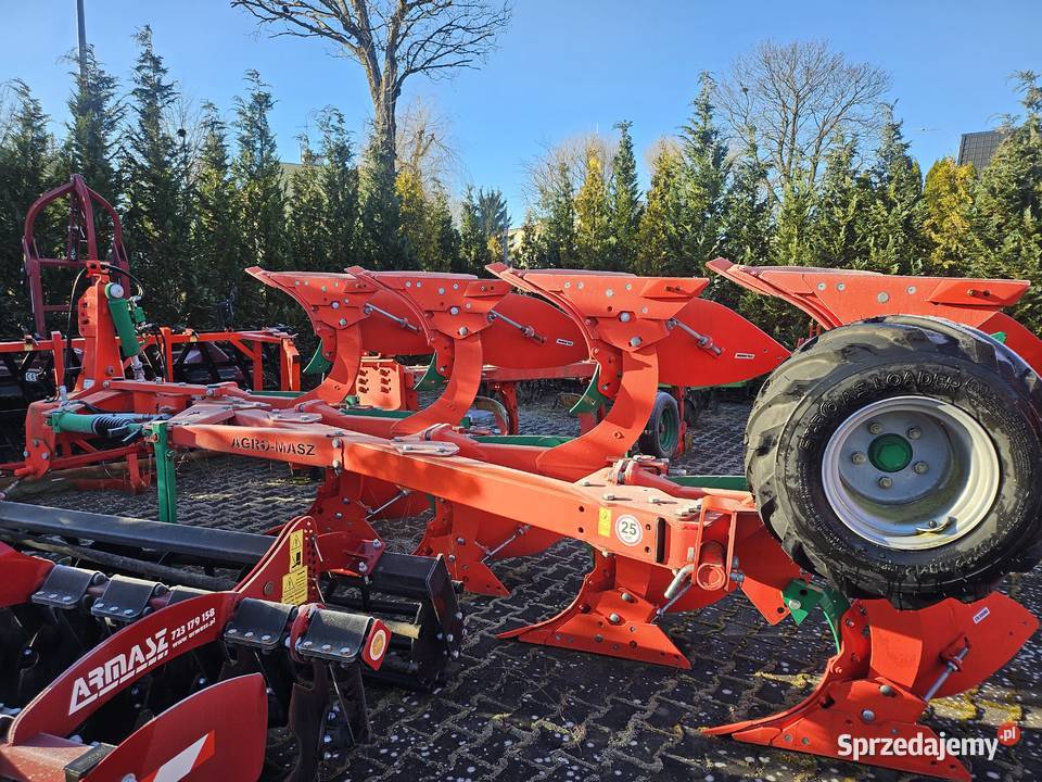 Pług obracalny 4 skibowy Pługi Człuchów