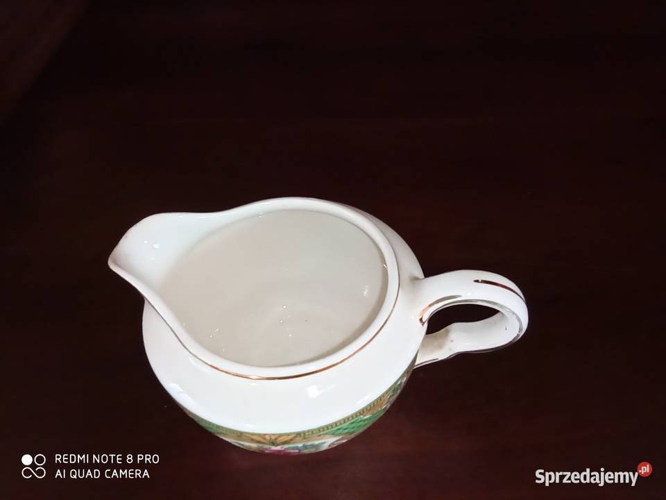 Mlecznik z kwiatami i zieloną dekoracją Vitreous pomorskie Gdańsk