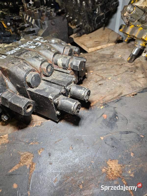 4sekcyjny rozdzielacz hydrauliczny JCB TM300