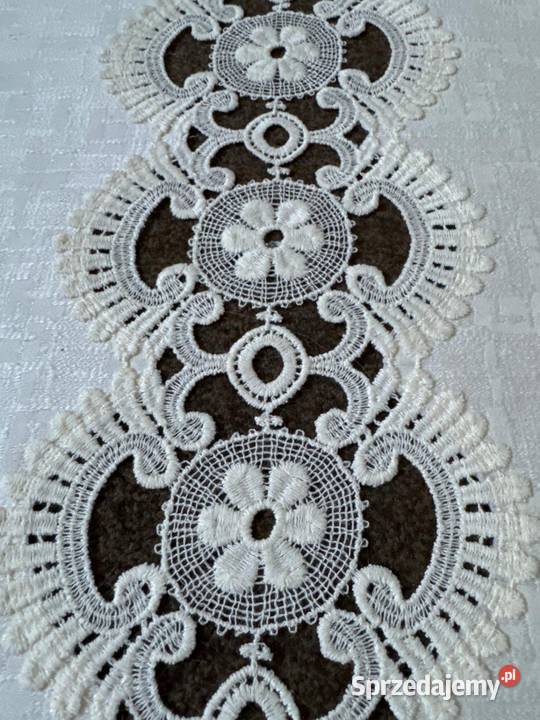 bieżnik z koronkami rękodzieło do kolekcji Zabrze